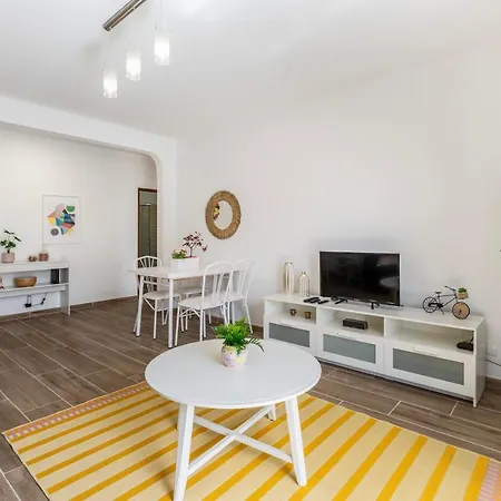 Apartman Luminous 2bdr Flat W/balcony By Lovelystay