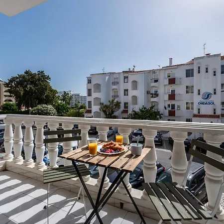 Luminous 2bdr Flat W/balcony By Lovelystay شقة