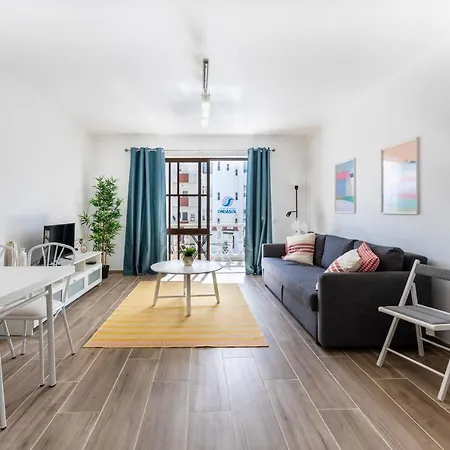 Luminous 2bdr Flat W/balcony By Lovelystay Lägenhet