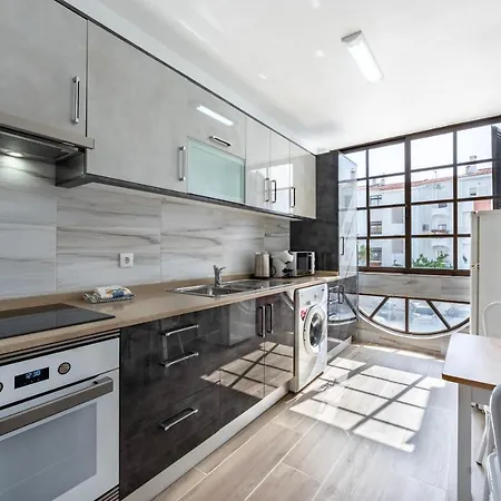 Luminous 2bdr Flat W/balcony By Lovelystay 公寓 *